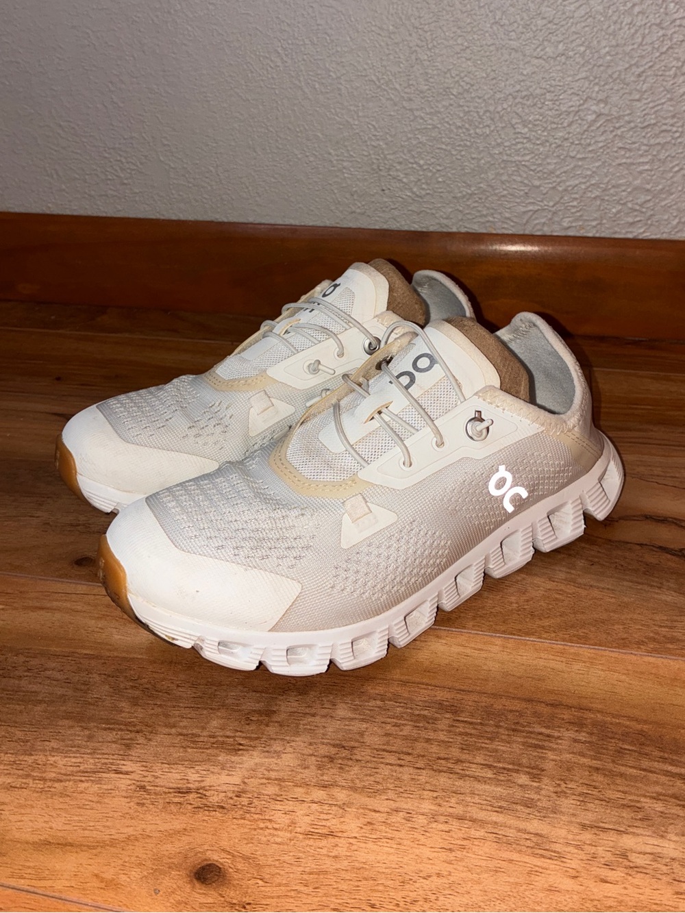 On Cloud Women’s Coast Athletic Running Sneaker Shoes, white/tan- size 5.5